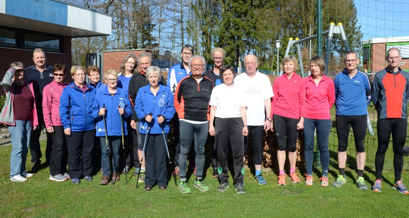 die Sportlergruppe vor dem Start bei Sonnenschein